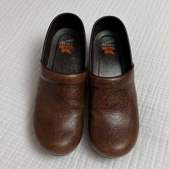 Dansko XP Brown Dainty Floral Embossed Clogs Comfort Size 38 Casual Classic
