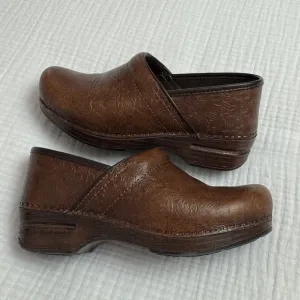Dansko XP Brown Dainty Floral Embossed Clogs Comfort Size 38 Casual Classic