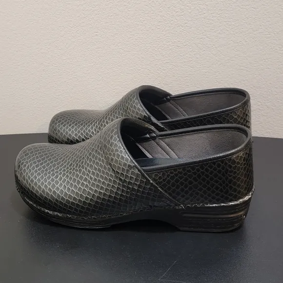 Dansko XP Professional Black Snake Skin Pattern Comfort Clogs Women's Sz 41 / 11