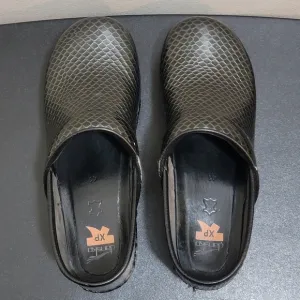 Dansko XP Professional Black Snake Skin Pattern Comfort Clogs Women's Sz 41 / 11