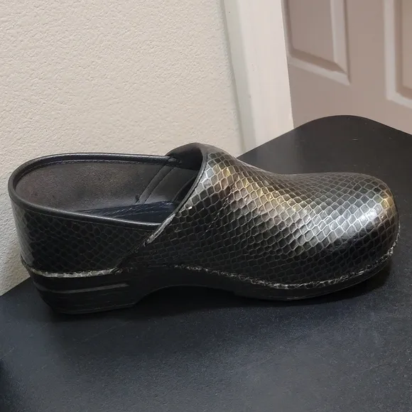 Dansko XP Professional Black Snake Skin Pattern Comfort Clogs Women's Sz 41 / 11