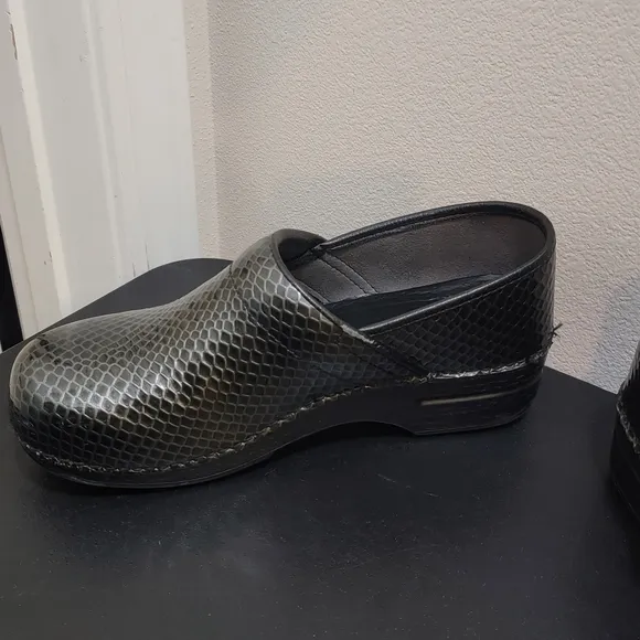 Dansko XP Professional Black Snake Skin Pattern Comfort Clogs Women's Sz 41 / 11