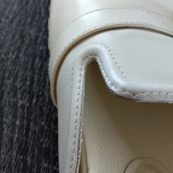 Deltan The Brynn Leather Buckle Mules 6.5. Cream. Slide ons.