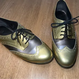 Docs Dr Doc Martens Polina Wingtip Lace Up Oxfords Women’s 8 Gold Platinum Eu 39