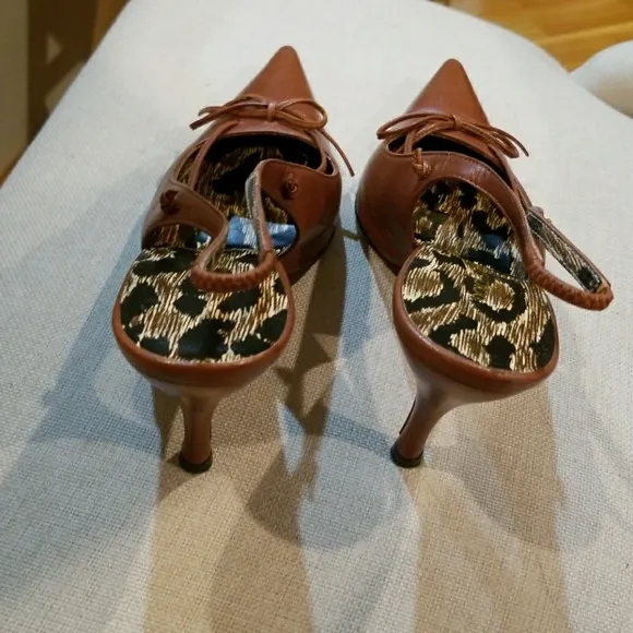 Dolce % Cabbana exquisite pointed toe kitten heels
