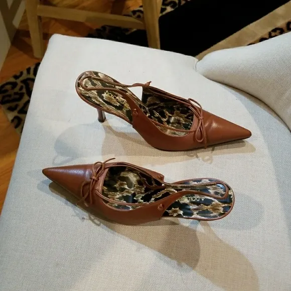 Dolce % Cabbana exquisite pointed toe kitten heels