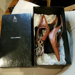 Dolce % Cabbana exquisite pointed toe kitten heels