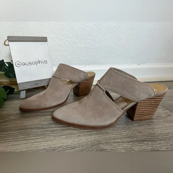 Dolce vita rogin suede cut out heeled mules in tan. Size 8
