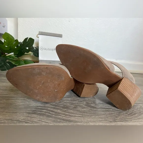 Dolce vita rogin suede cut out heeled mules in tan. Size 8