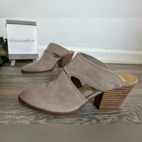 Dolce vita rogin suede cut out heeled mules in tan. Size 8