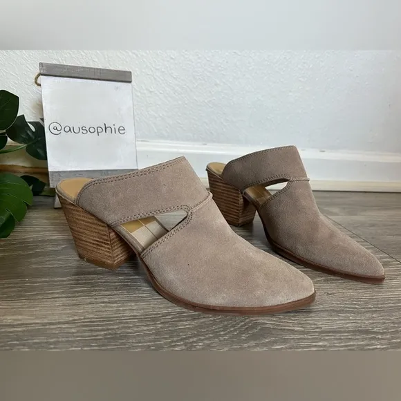 Dolce vita rogin suede cut out heeled mules in tan. Size 8