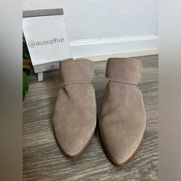 Dolce vita rogin suede cut out heeled mules in tan. Size 8