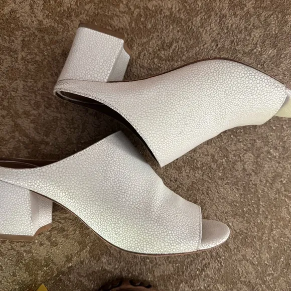 Donald J Pliner ELLIS Pearl White Open Toe Block Heel Slip On Mules 5.5 M