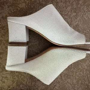 Donald J Pliner ELLIS Pearl White Open Toe Block Heel Slip On Mules 5.5 M