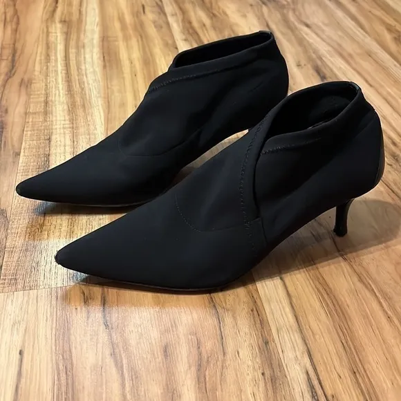 Donald J Pliner Kitten Heels Pointy Closed Toe Made in Italy