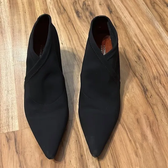 Donald J Pliner Kitten Heels Pointy Closed Toe Made in Italy