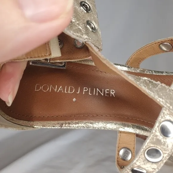Donald J Pliner NWOT Mali-V2 peep toe Metallic Brush Off Grommet Heels sz 7M