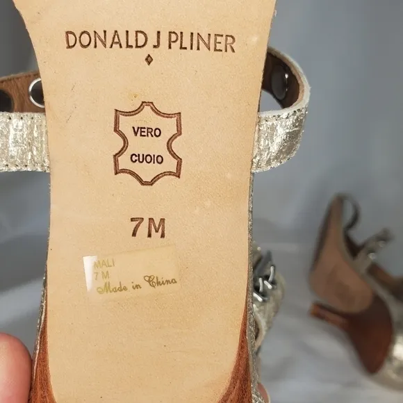 Donald J Pliner NWOT Mali-V2 peep toe Metallic Brush Off Grommet Heels sz 7M