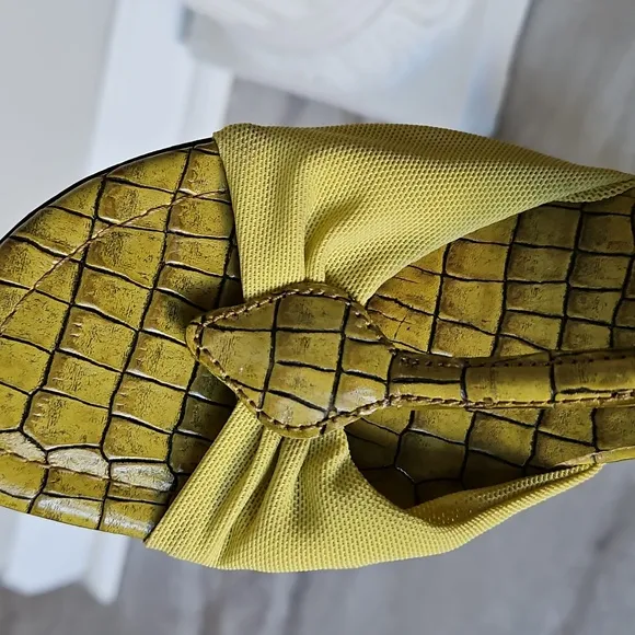 Donald Pliner Women's Lime Green Alligator Slip on Heels  Size 8