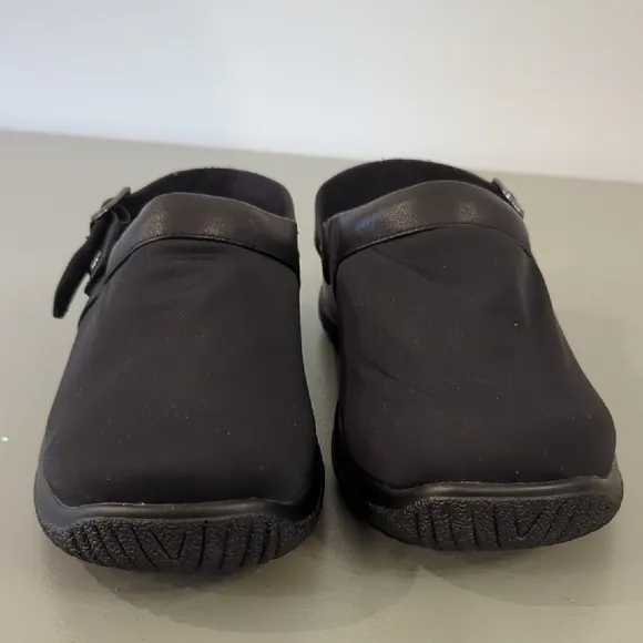 DREW Black Savannah Clogs size 8.5W
