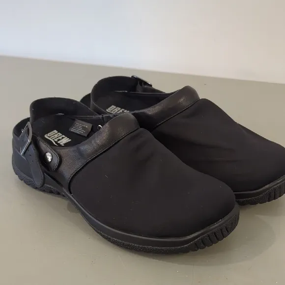 DREW Black Savannah Clogs size 8.5W