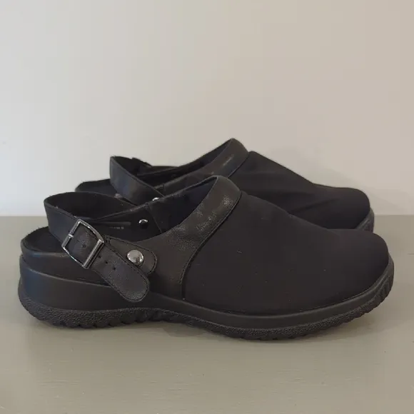 DREW Black Savannah Clogs size 8.5W