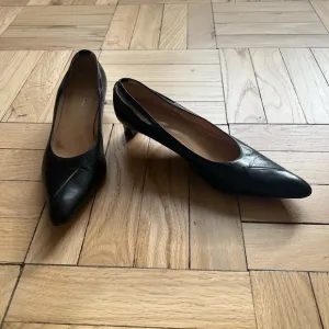 Dries Van Noten black kitten heels. Size 7.5. 1.75” heel. Made in Italy.