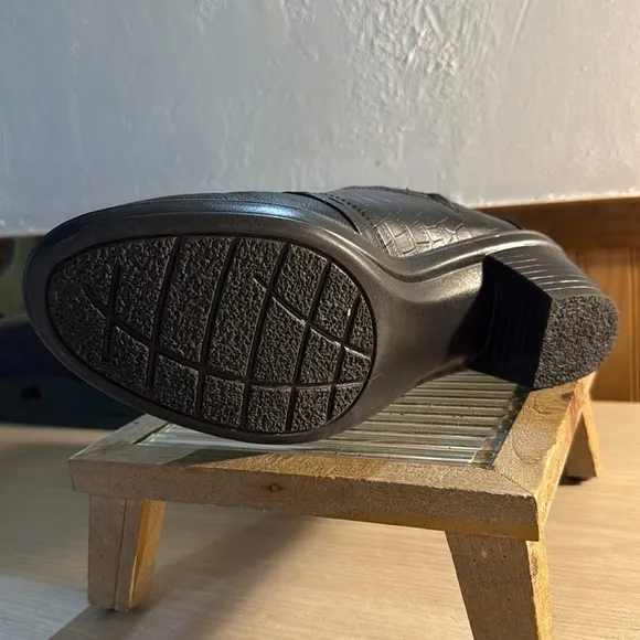 Easy Street “Cynthia” Black Comfort Ware Clogs