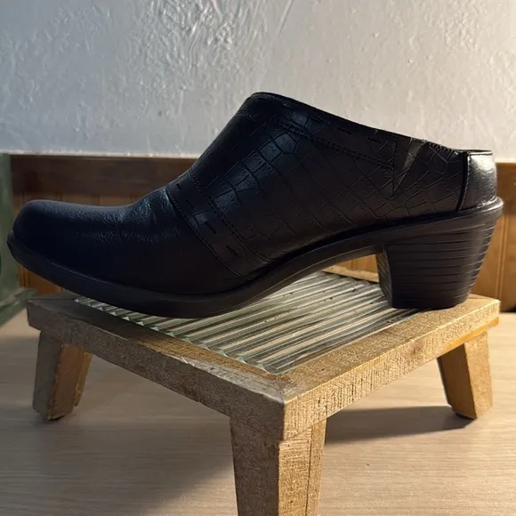 Easy Street “Cynthia” Black Comfort Ware Clogs