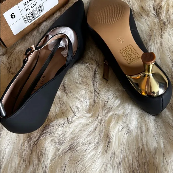 🥰Elegant Black Mary Jane kitten heels in gold. 🥰