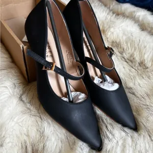 🥰Elegant Black Mary Jane kitten heels in gold. 🥰