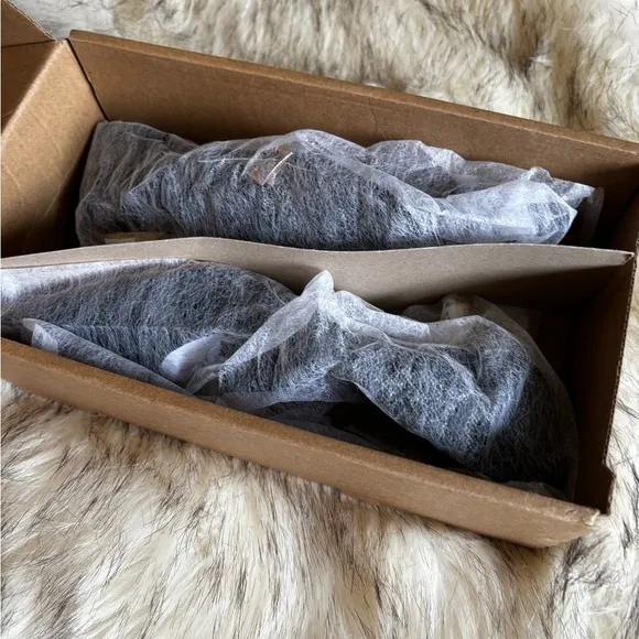 🥰Elegant Black Mary Jane kitten heels in gold. 🥰