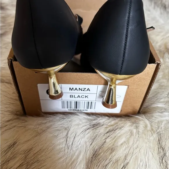 🥰Elegant Black Mary Jane kitten heels in gold. 🥰