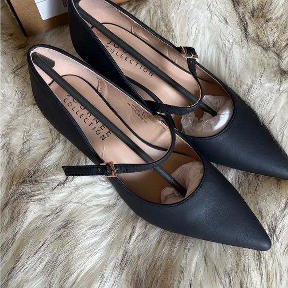 🥰Elegant Black Mary Jane kitten heels in gold. 🥰