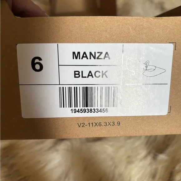 🥰Elegant Black Mary Jane kitten heels in gold. 🥰