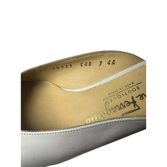 Elegant Salvatore Ferragamo Closed Toe Block Heel Mules Size 7 AAAA- Beige White