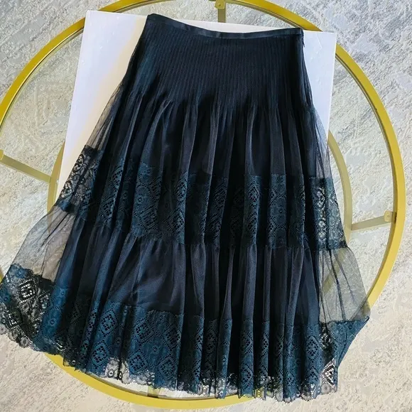 Elie Tahari black lace overlay skirt, Sz. 4