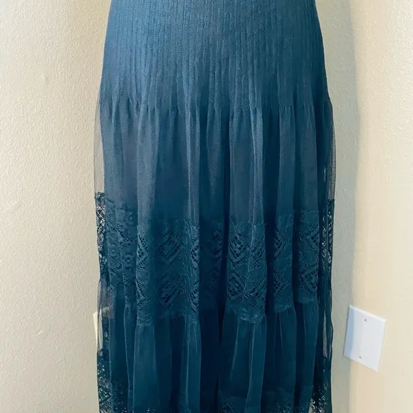 Elie Tahari black lace overlay skirt, Sz. 4