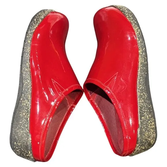 Elites by Walking Cradles Red Patent Leather Clogs Size 9.5W