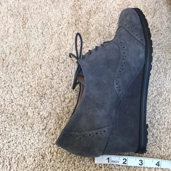 ELLEN TRACY active Tobin grey size 9 suede wedges