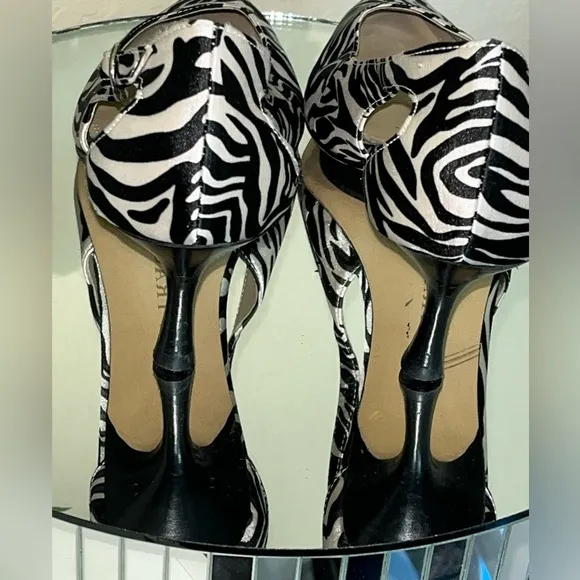 Ellen Tracy Size 7 Zebra Print Pointed Toe Kitten Heels
