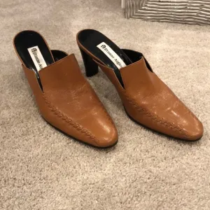 ETIENNE AIGNER CARAMEL LEATHER MULE.. PROTEGE