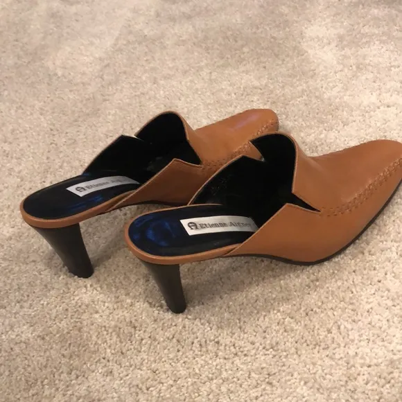 ETIENNE AIGNER CARAMEL LEATHER MULE.. PROTEGE