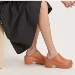 Everlane Puffa Clog - Desert Tan clogs brown size 7.5
