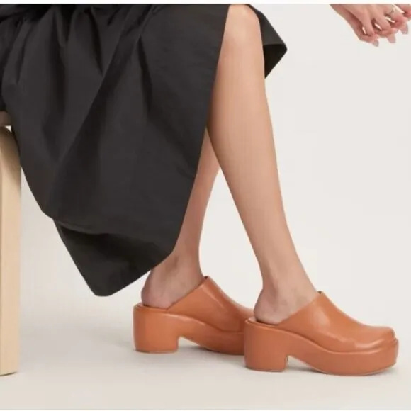 Everlane Puffa Clog - Desert Tan clogs brown size 7.5