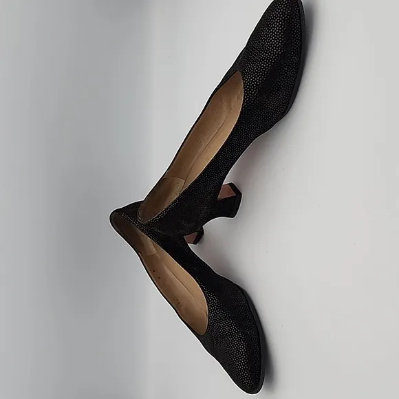 FERRAGAMO Classic Black Textured Suede Low Kitten Heels, size 8
