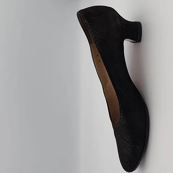 FERRAGAMO Classic Black Textured Suede Low Kitten Heels, size 8