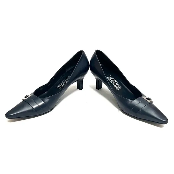 FERRAGAMO | Vintage Y2K midnight blue leather pointed toe kitten heels