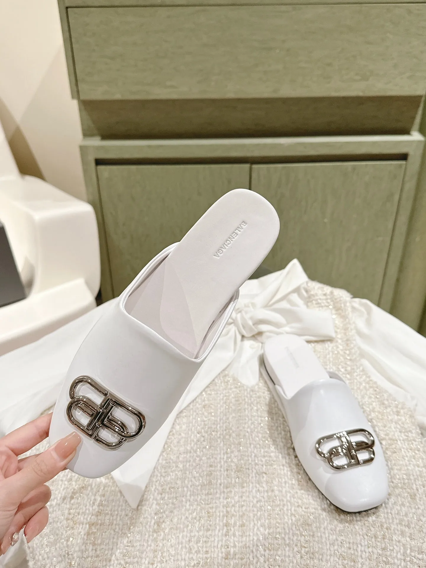 FLAT MULES IN WHITE SMOOTH CALFSKIN SILVER BUCKLE