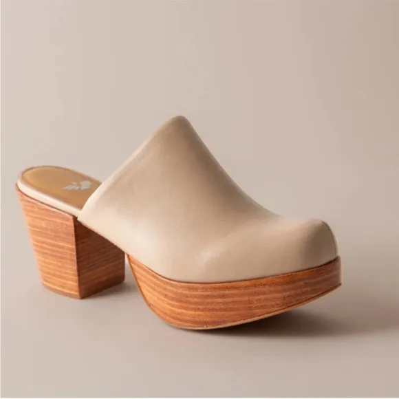 Fortress Ava Clogs in Sand